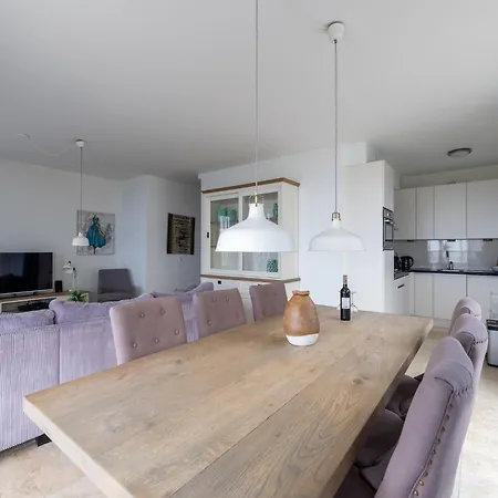 In Near The * אגמונד אן זי